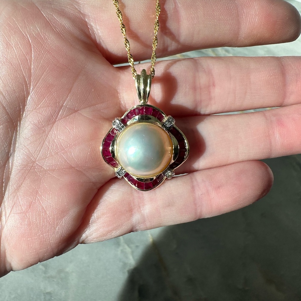 Elegant Gold and Red Pendant Necklace